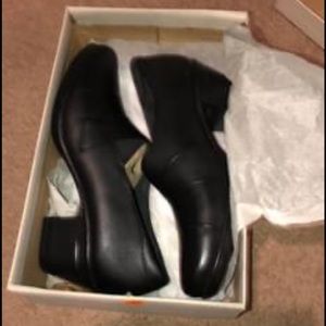 Clarks woman’s dress shoes $25